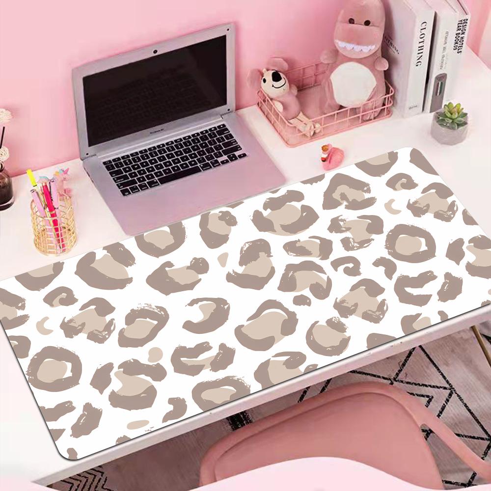 Desk Setup Beige - XL/XXL แป้นพิมพ์คอมพิวเตอร์และแผ่นรองเมาส์สีเบจสีน้ำตาลลายเสือดาวสำนักงานโฮมเกมมิ่งตั้งค่าเกมอุปกรณ์เสริมโต๊ะขนาดใหญ่พรม HYBXAXC