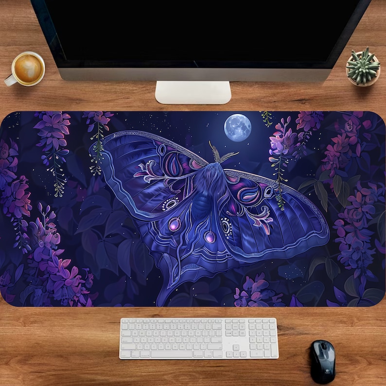 Desk Setup With Plants - แผ่นรองเมาส์ลายแมลง, แผ่นรองเมาส์สำหรับเล่นเกมน่ารัก, แผ่นรองเมาส์สีม่วงขนาดใหญ่, แผ่นรองเมาส์ลายวิสทีเรีย, ของตกแต่งสำนักงานน่ารัก, ของขวัญสำหรับคนรักต้นไม้,